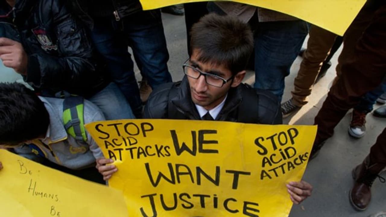 উলট পুরাণ, অ্যাসিড আক্রান্ত এবার প্রেমিকই, কে দিল বিয়ের চাপ তাই নিয়ে জোর ধন্দ উলট পুরাণ, অ্যাসিড আক্রান্ত এবার প্রেমিকই, কে দিল বিয়ের চাপ তাই নিয়ে জোর ধন্দ