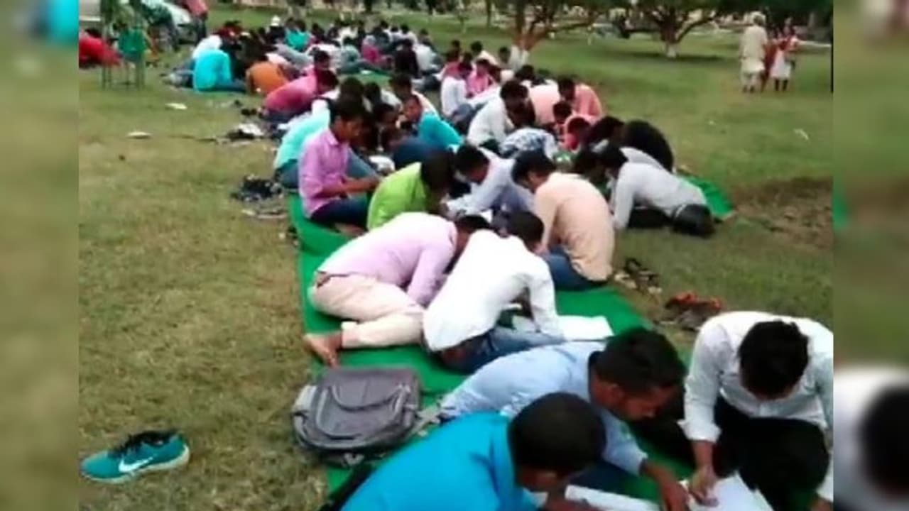 কলেজের মাঠে বসেই পরীক্ষা, চলছে গণহারে নকল, প্রকাশ্যে আসতেই নকলের ছবি ভাইরাল কলেজের মাঠে বসেই পরীক্ষা, চলছে গণহারে নকল, প্রকাশ্যে আসতেই নকলের ছবি ভাইরাল