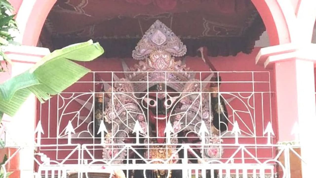 হরিনাথপুরের ভট্টাচার্য পরিবারে দেবী এখানে নতুন বউ হরিনাথপুরের ভট্টাচার্য পরিবারে দেবী এখানে নতুন বউ