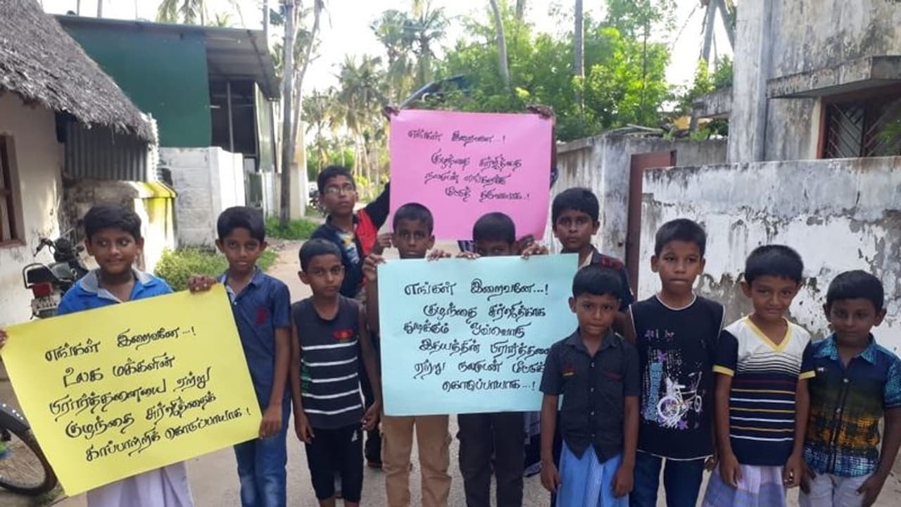 குழந்தை சுர்ஜித்திற்காக பிராத்தனைகள் தீவிரம்..! தமிழகமெங்கும் இஸ்லாமியர்கள் சிறப்பு தொழுகை..! குழந்தை சுர்ஜித்திற்காக பிராத்தனைகள் தீவிரம்..! தமிழகமெங்கும் இஸ்லாமியர்கள் சிறப்பு தொழுகை..!