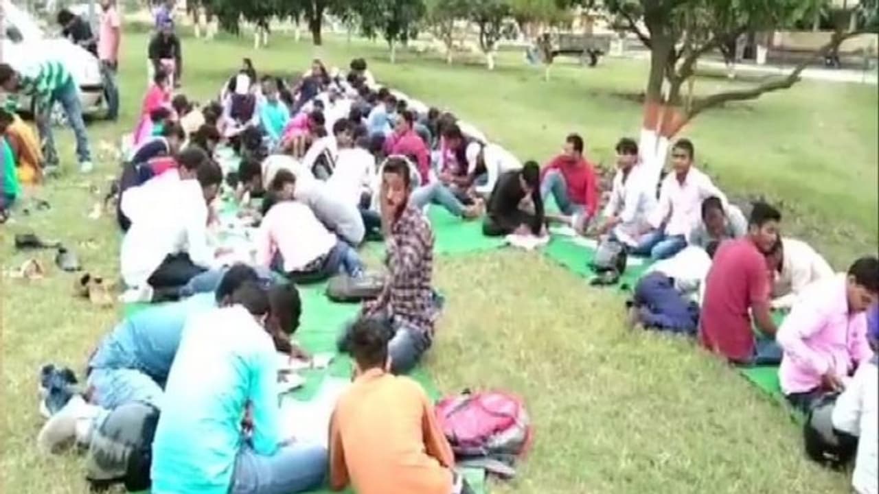 പരീക്ഷാഹാളില് സൗകര്യമില്ല; ഗ്രൗണ്ടിലിരുന്ന് പരീക്ഷയെഴുതി വിദ്യാര്ഥികള്; വ്യാപക കോപ്പിയടി പരീക്ഷാഹാളില് സൗകര്യമില്ല; ഗ്രൗണ്ടിലിരുന്ന് പരീക്ഷയെഴുതി വിദ്യാര്ഥികള്; വ്യാപക കോപ്പിയടി