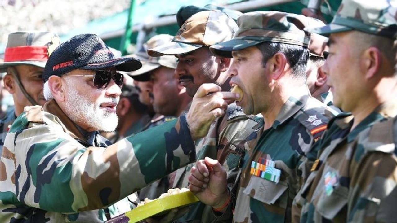 আমি তোমাদেরই লোক, রাজৌরিতে সেনাদের এমনই বার্তা দিলেন প্রধানমন্ত্রী আমি তোমাদেরই লোক, রাজৌরিতে সেনাদের এমনই বার্তা দিলেন প্রধানমন্ত্রী