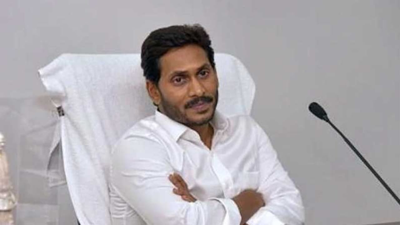 ஆந்திர முதல்வர் ஜெகன்மோகனை சந்தித்தது தமிழக அமைச்சர் குழு..!! ஆந்திர முதல்வர் ஜெகன்மோகனை சந்தித்தது தமிழக அமைச்சர் குழு..!!