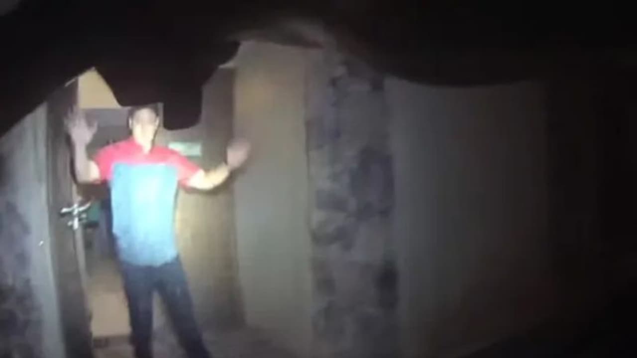 കയ്യിലുണ്ടായിരുന്ന തോക്ക് താഴെയിട്ടു, കൈകളുയര്ത്തി, എന്നിട്ടും പൊലീസ് അയാളെ വെടിവച്ചുകൊന്നു കയ്യിലുണ്ടായിരുന്ന തോക്ക് താഴെയിട്ടു, കൈകളുയര്ത്തി, എന്നിട്ടും പൊലീസ് അയാളെ വെടിവച്ചുകൊന്നു