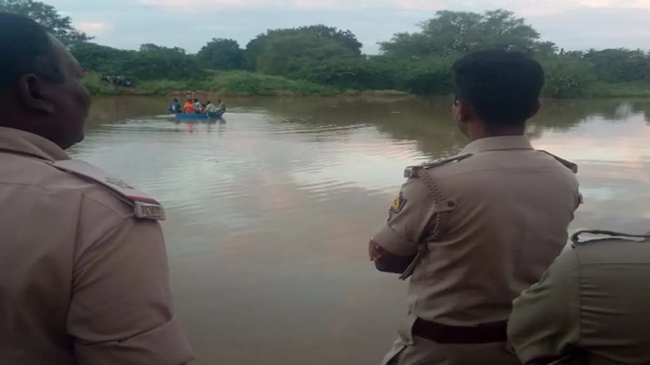 ದೀಪಾವಳಿ ಹಬ್ಬದಂದೇ ದುರ್ಘಟನೆ: ಕೆರೆಯಲ್ಲಿ ಈಜಲು ಹೋದ ಯುವಕ ನೀರುಪಾಲು ದೀಪಾವಳಿ ಹಬ್ಬದಂದೇ ದುರ್ಘಟನೆ: ಕೆರೆಯಲ್ಲಿ ಈಜಲು ಹೋದ ಯುವಕ ನೀರುಪಾಲು