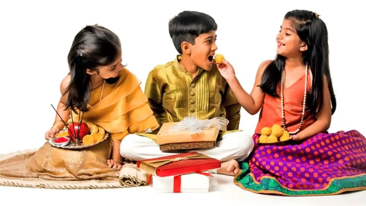 এবারের ভাই ফোঁটায় তৈরি হচ্ছে বিশেষ যোগ, জেনে নিন কোন মুহুর্তে ভাইদের ফোঁটা দেওয়া শুভ এবারের ভাই ফোঁটায় তৈরি হচ্ছে বিশেষ যোগ, জেনে নিন কোন মুহুর্তে ভাইদের ফোঁটা দেওয়া শুভ