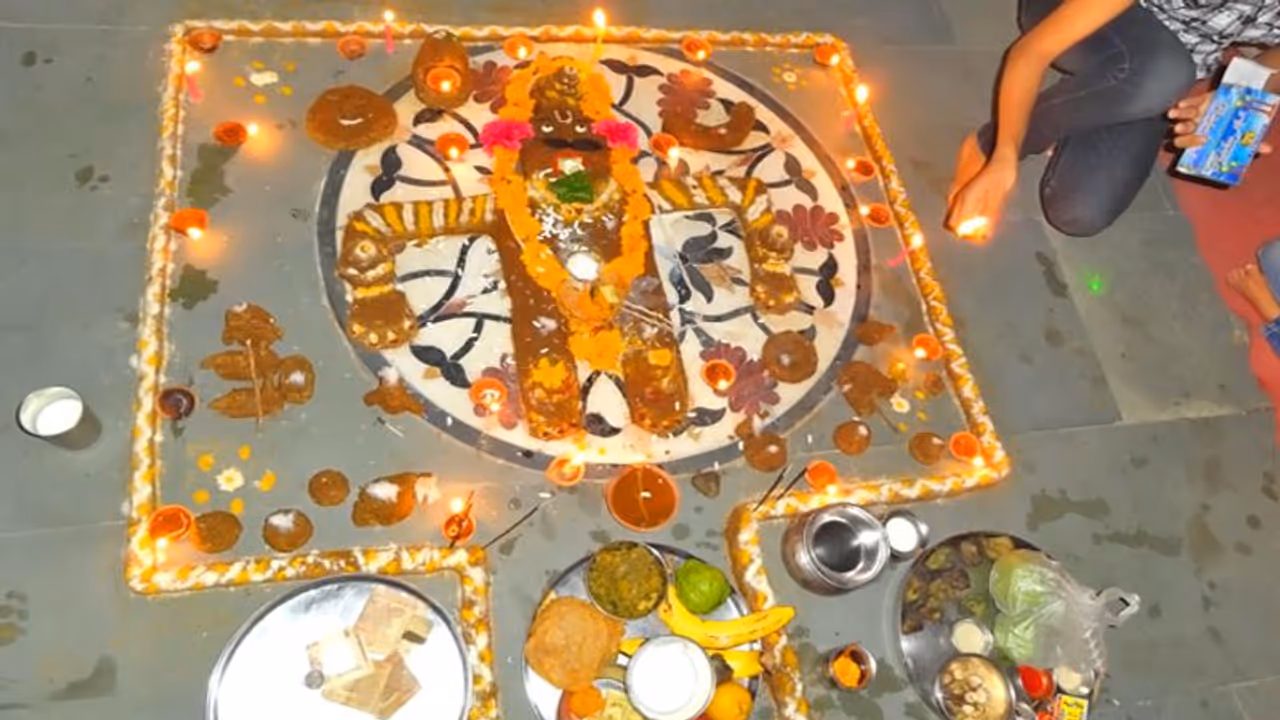 गोवर्धन पर्वत की पूजा और परिक्रमा करने से पूरी हो सकती हैं मनोकामनाएं, किसके श्राप से घट रहा है ये पर्वत?