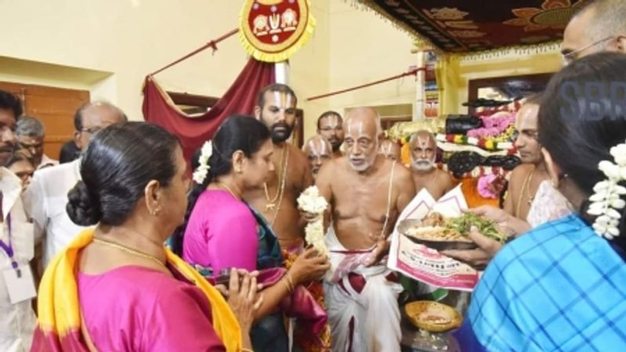 வேல் பிடித்து ஓட்டுக்காக நாடகமாடுகிறார் மு.க.ஸ்டாலின்... குத்திக் காட்டும் பாஜக..! வேல் பிடித்து ஓட்டுக்காக நாடகமாடுகிறார் மு.க.ஸ்டாலின்... குத்திக் காட்டும் பாஜக..!