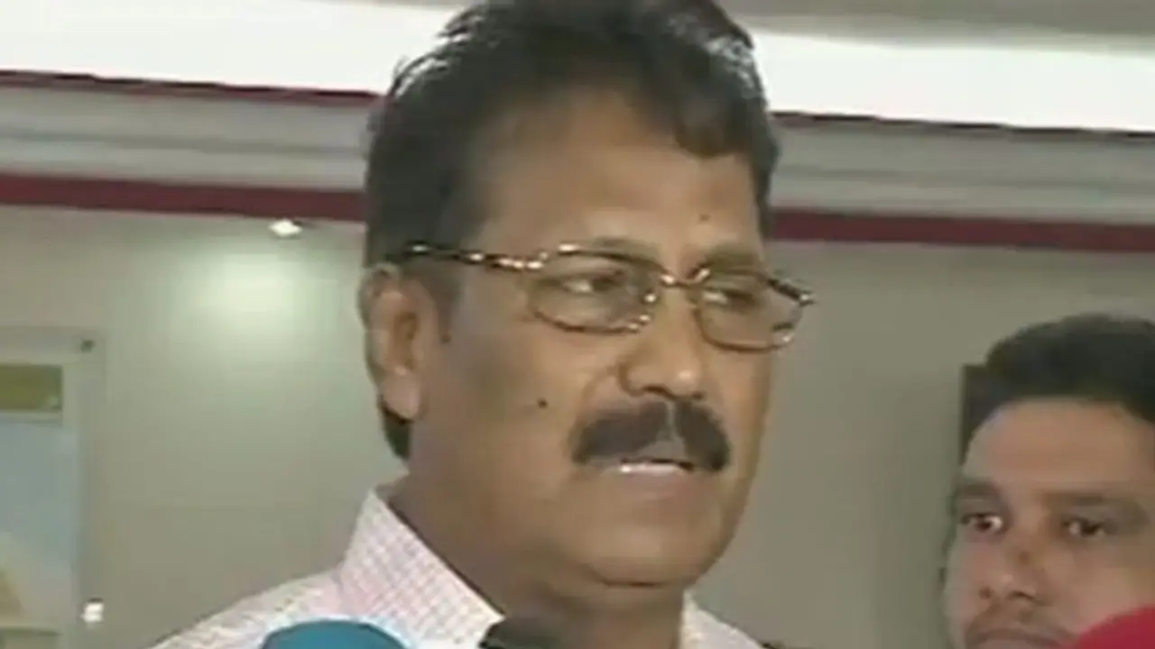 இந்த சாக்கடையில் பட்டம் வாங்கின டாக்டர் கிருஷ்ணசாமி அந்த பட்டத்தையும், எம்.எல்.ஏ. பென்ஷனையும் திருப்பி தரணும்: எகிறி அடிக்கும் ஏர்ப்போர்ட் மூர்த்தி இந்த சாக்கடையில் பட்டம் வாங்கின டாக்டர் கிருஷ்ணசாமி அந்த பட்டத்தையும், எம்.எல்.ஏ. பென்ஷனையும் திருப்பி தரணும்: எகிறி அடிக்கும் ஏர்ப்போர்ட் மூர்த்தி