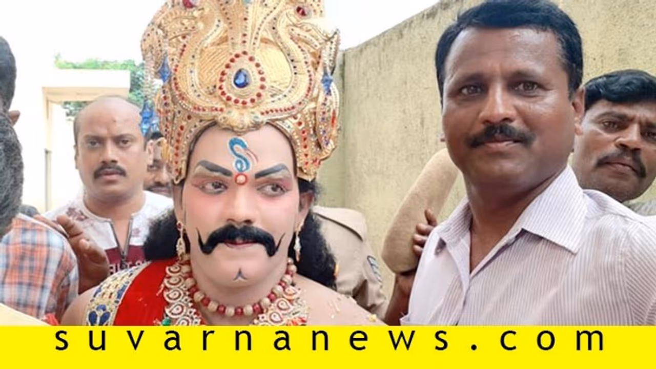 ನಾಟಕದಲ್ಲಿ ದುರ್ಯೋಧನನಾಗಿ ಮಿಂಚಿದ ತುಮಕೂರು ಎಸ್ ಪಿ ನಾಟಕದಲ್ಲಿ ದುರ್ಯೋಧನನಾಗಿ ಮಿಂಚಿದ ತುಮಕೂರು ಎಸ್ ಪಿ