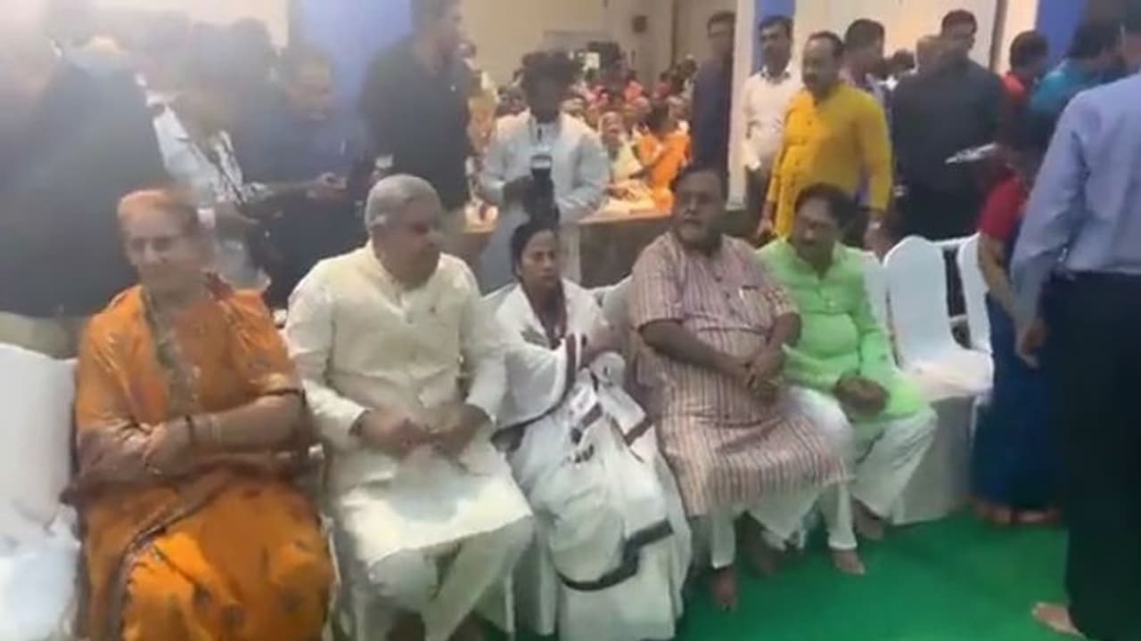 আলোর উৎসবে কাটল সংঘাত, মুখ্যমন্ত্রীর বাড়ির কালীপুজোয় কাছাকাছি এলেন ধনকড় ও মমতা আলোর উৎসবে কাটল সংঘাত, মুখ্যমন্ত্রীর বাড়ির কালীপুজোয় কাছাকাছি এলেন ধনকড় ও মমতা