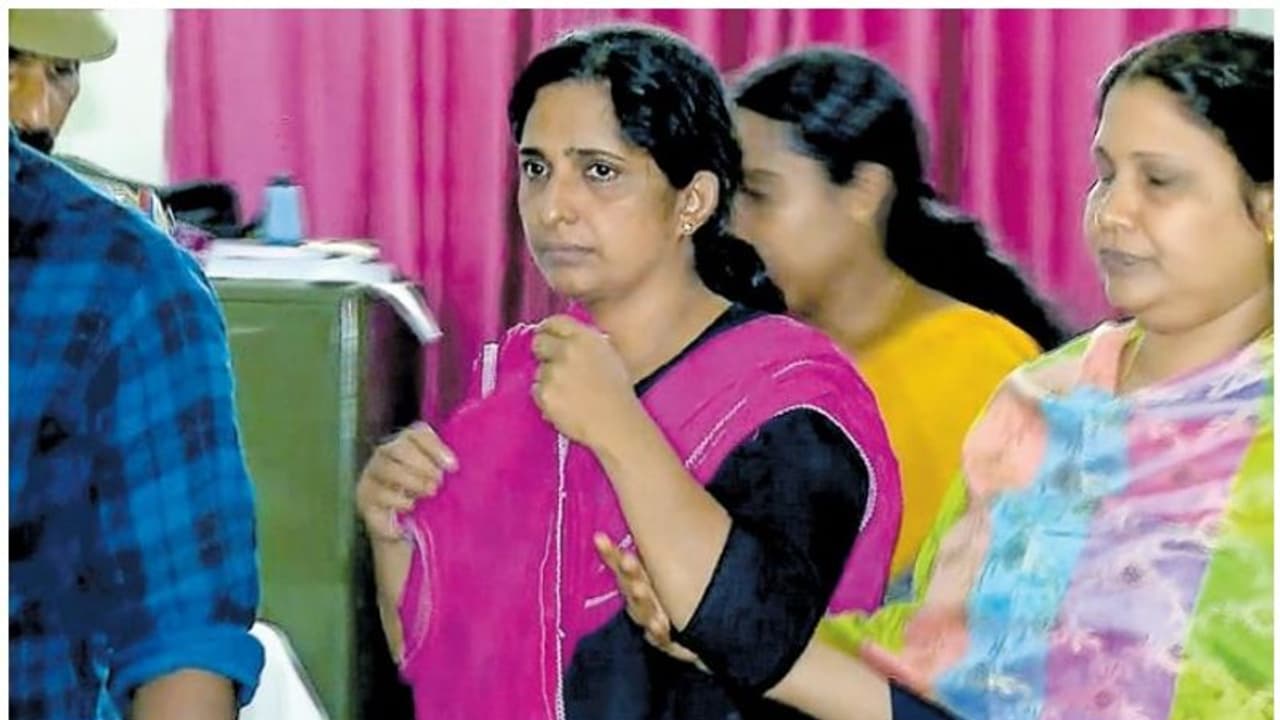 കൂടത്തായി: മഞ്ചാടിയിൽ മാത്യുവിനെ കൊലപ്പെടുത്തിയ കേസിൽ ജോളി പൊലീസ് കസ്റ്റഡിയിൽ കൂടത്തായി: മഞ്ചാടിയിൽ മാത്യുവിനെ കൊലപ്പെടുത്തിയ കേസിൽ ജോളി പൊലീസ് കസ്റ്റഡിയിൽ