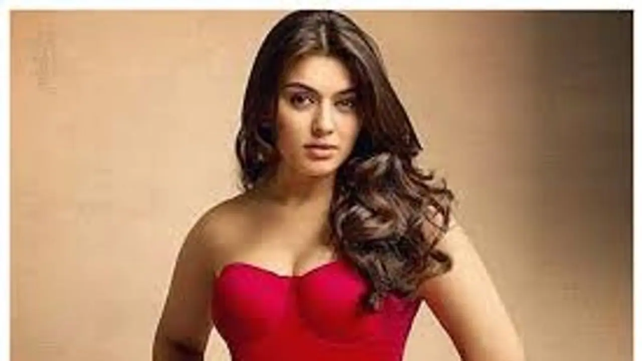 தீபாவளிக்கு அடிச்சது லக்கி பிரைஷ்... பிரபல நடிகைக்கு பரிசாக கிடைத்த காஸ்ட்லி கிப்ட்...! யார் கொடுத்தது தெரியுமா...?