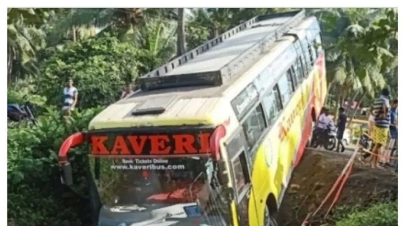 ర్యాష్ డ్రైవింగ్...కాలువలోకి దూసుకెళ్లిన బస్సు ర్యాష్ డ్రైవింగ్...కాలువలోకి దూసుకెళ్లిన బస్సు