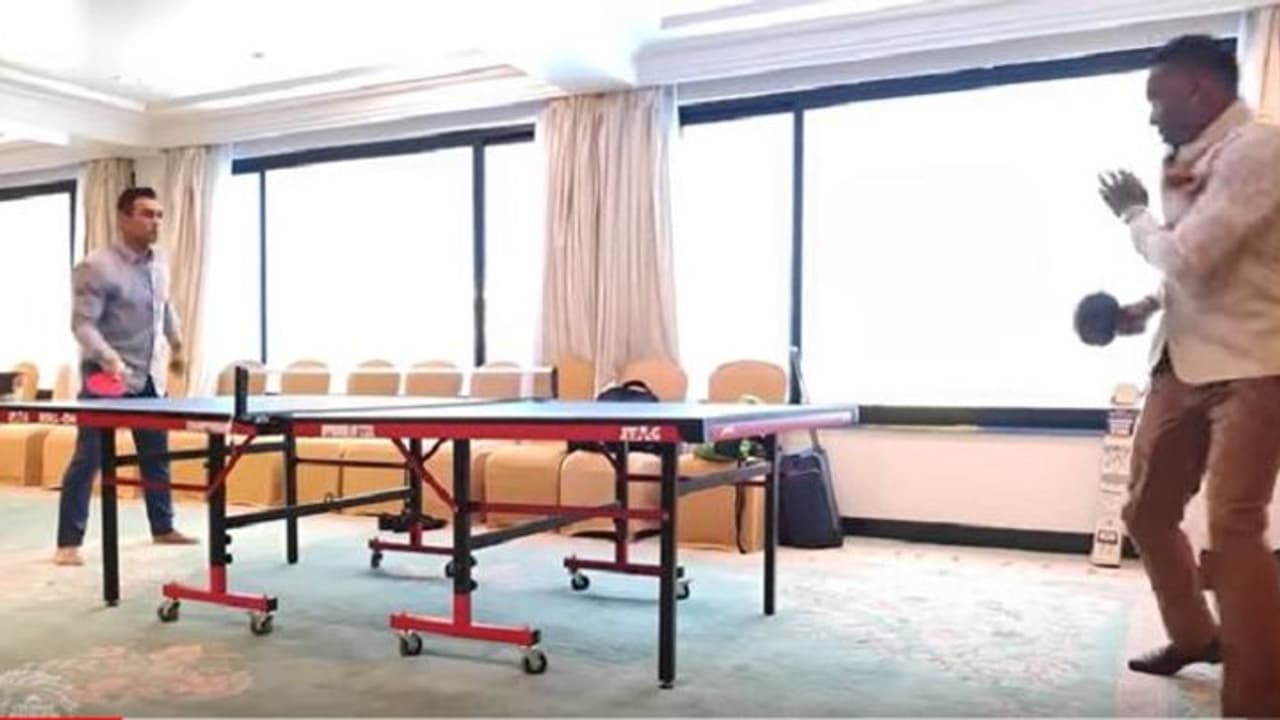 ಟೇಬಲ್ ಟೆನಿಸ್ನಲ್ಲೂ ಧೋನಿಯೇ ಕಿಂಗ್; CSK ವಿಡಿಯೋ ವೈರಲ್! ಟೇಬಲ್ ಟೆನಿಸ್ನಲ್ಲೂ ಧೋನಿಯೇ ಕಿಂಗ್; CSK ವಿಡಿಯೋ ವೈರಲ್!