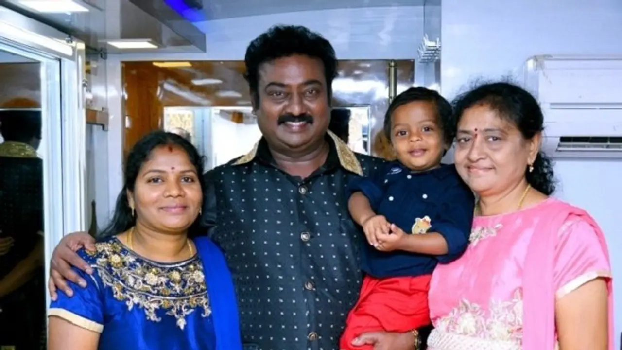 முதன் முறையாக தனது இரண்டு மனைவிகளுடன் போஸ் கொடுத்த சரவணன் சோசியல் மீடியாவில் வைரலாகும் புகைப்படம்!