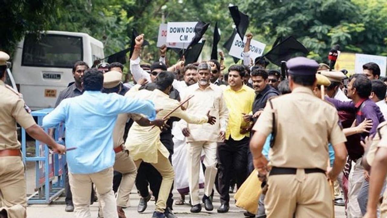 'కమ్మరాజ్యంలో కడప రెడ్లు' చిత్రంపై కాంగ్రెస్ ఫిర్యాదు!