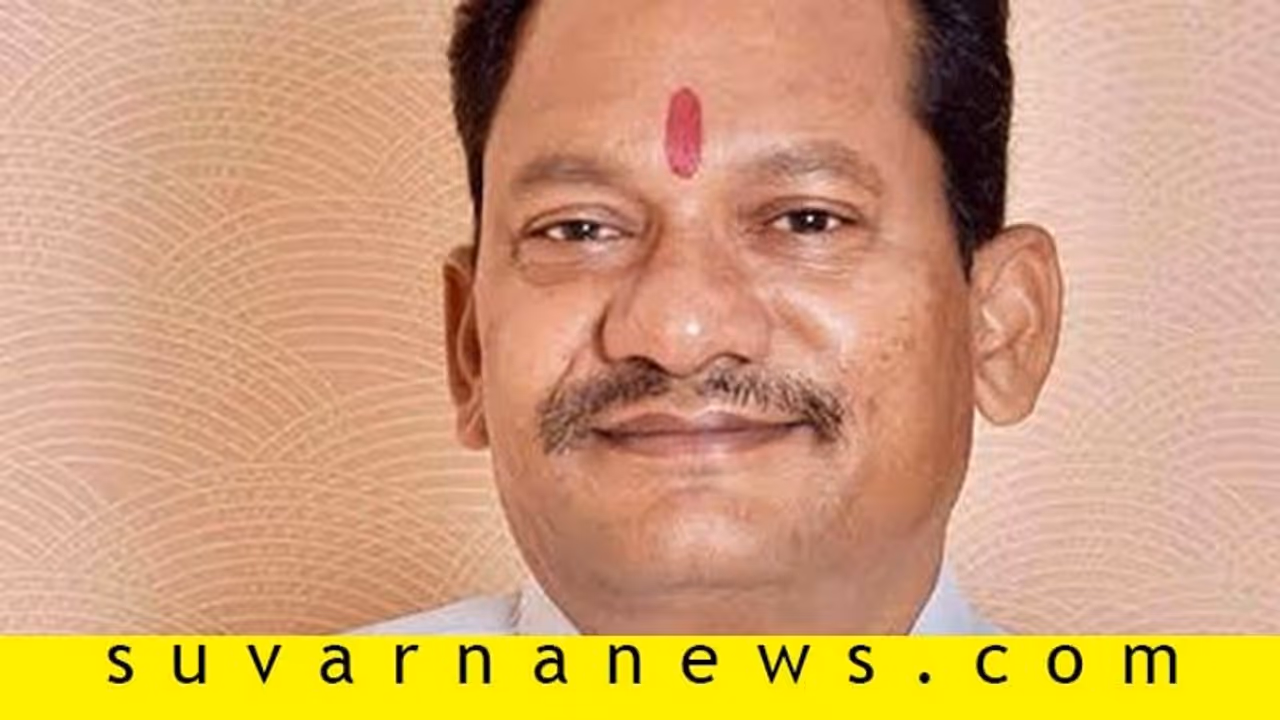 ಬೀದರ್: ಮಕ್ಕಳಿಗೆ ಇಂಗ್ಲಿಷ್ ಓದಲು ಬಾರದಿದ್ದಕ್ಕೆ ಶಿಕ್ಷಕರ ಮೇಲೆ ಗರಂ ಆದ ಸಚಿವ ಬೀದರ್: ಮಕ್ಕಳಿಗೆ ಇಂಗ್ಲಿಷ್ ಓದಲು ಬಾರದಿದ್ದಕ್ಕೆ ಶಿಕ್ಷಕರ ಮೇಲೆ ಗರಂ ಆದ ಸಚಿವ