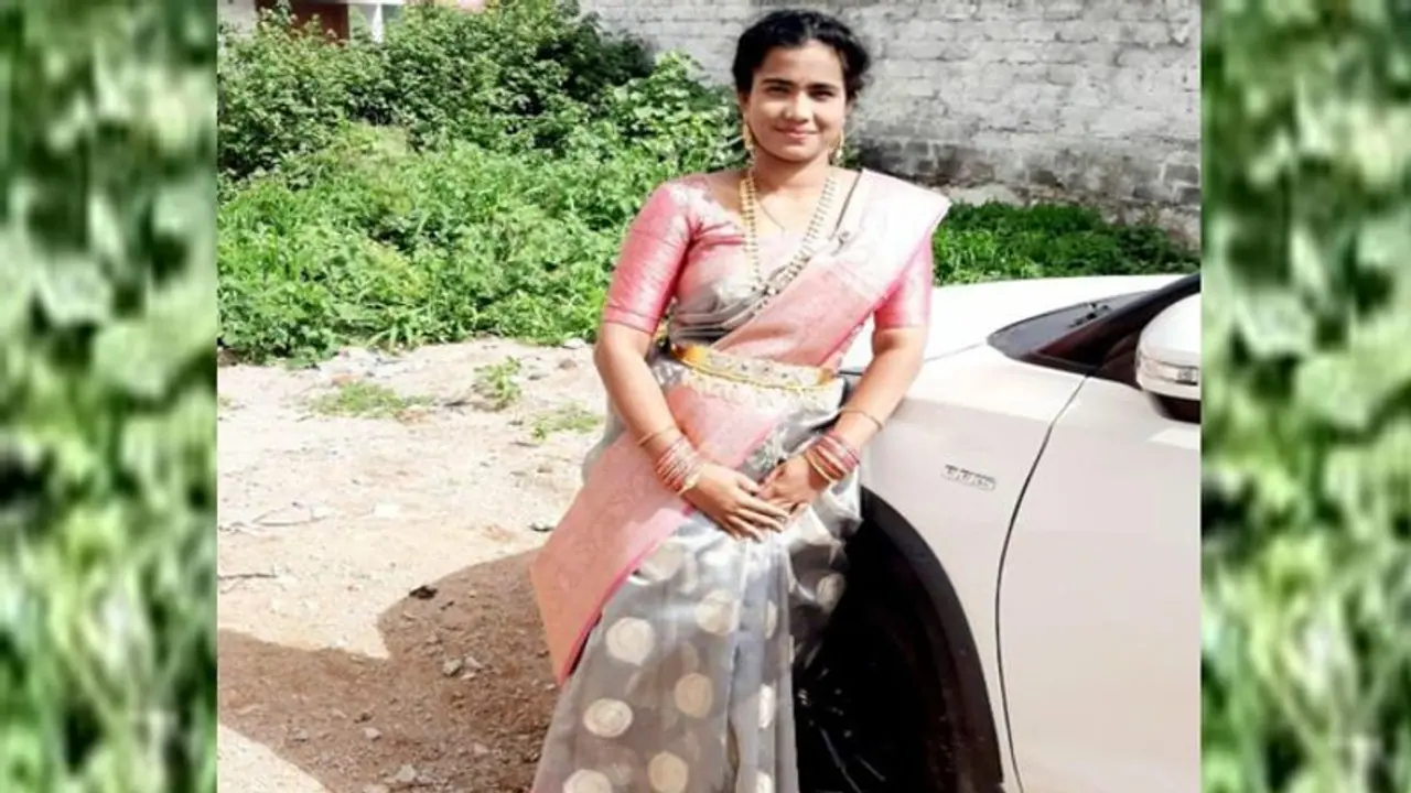 ఇద్దరితో లవ్: గుండెలపై కూర్చుని మెడకు చున్నీ చుట్టి అమ్మను చంపిన కీర్తి ఇద్దరితో లవ్: గుండెలపై కూర్చుని మెడకు చున్నీ చుట్టి అమ్మను చంపిన కీర్తి