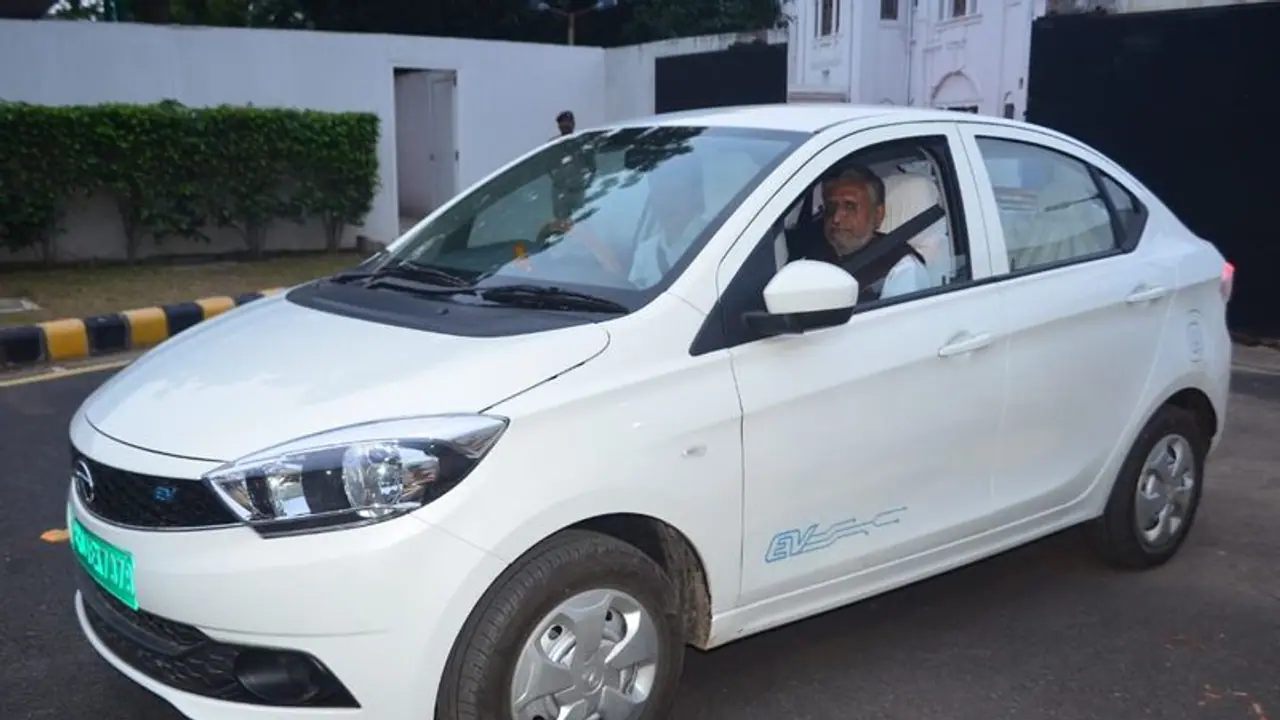 ಮಾಲಿನ್ಯ ನಿಯಂತ್ರಣಕ್ಕೆ ಎಲೆಕ್ಟ್ರಿಕ್ ಕಾರು ಮೊರೆ ಹೋದ ಉಪಮುಖ್ಯಮಂತ್ರಿ!