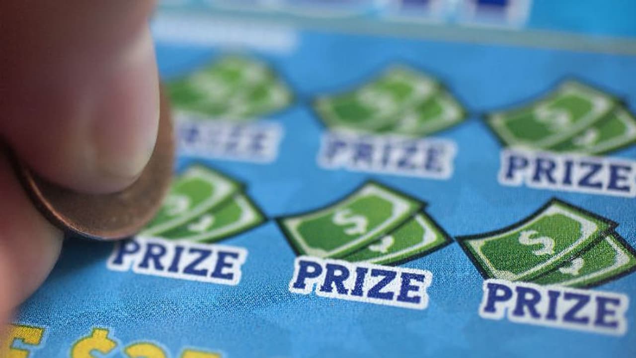 അബദ്ധത്തിൽ എടുത്ത ലോട്ടറി അടിച്ച് 56 വയസ്സുകാരന് കോടീശ്വരനായി അബദ്ധത്തിൽ എടുത്ത ലോട്ടറി അടിച്ച് 56 വയസ്സുകാരന് കോടീശ്വരനായി