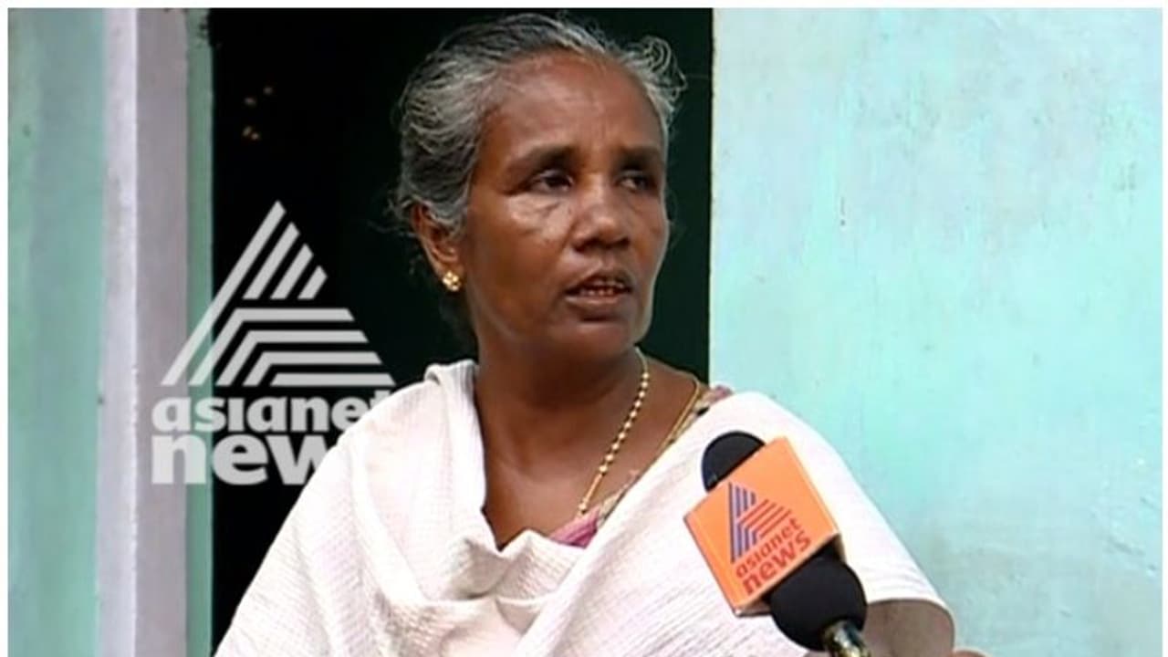 വാളയാര്: കുറ്റം ഏല്ക്കാന് മകനെ പൊലീസ് നിര്ബന്ധിച്ചു, വെളിപ്പെടുത്തലുമായി പ്രവീണിന്റെ അമ്മ വാളയാര്: കുറ്റം ഏല്ക്കാന് മകനെ പൊലീസ് നിര്ബന്ധിച്ചു, വെളിപ്പെടുത്തലുമായി പ്രവീണിന്റെ അമ്മ