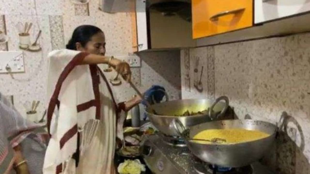 একদিকে যেমন রাজ্য়ও সামলান, রান্নাও করেন দারুন, তিনি বাংলার মুখ্যমন্ত্রী একদিকে যেমন রাজ্য়ও সামলান, রান্নাও করেন দারুন, তিনি বাংলার মুখ্যমন্ত্রী