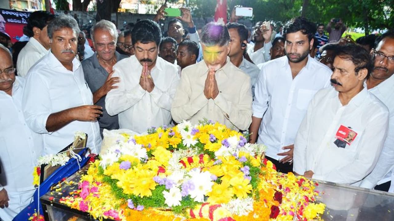 విశాలాంధ్ర మాజీ ఎడిటర్ రాఘవాచారికి చంద్రబాబు నివాళి విశాలాంధ్ర మాజీ ఎడిటర్ రాఘవాచారికి చంద్రబాబు నివాళి
