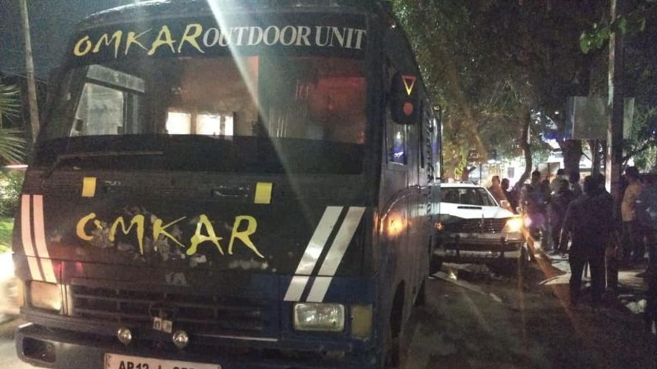 పొన్నాలకు తప్పిన ముప్పు: ఆయన కారును ఢీకొట్టిన సినీ షూటింగ్ వాహనం పొన్నాలకు తప్పిన ముప్పు: ఆయన కారును ఢీకొట్టిన సినీ షూటింగ్ వాహనం