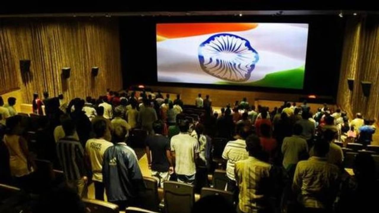 ദേശീയഗാനത്തിന് എഴുന്നേറ്റില്ല; സിനിമാ തിയേറ്ററില് എത്തിയവരെ കയ്യേറ്റം ചെയ്ത് അഭിനേതാക്കള് ദേശീയഗാനത്തിന് എഴുന്നേറ്റില്ല; സിനിമാ തിയേറ്ററില് എത്തിയവരെ കയ്യേറ്റം ചെയ്ത് അഭിനേതാക്കള്