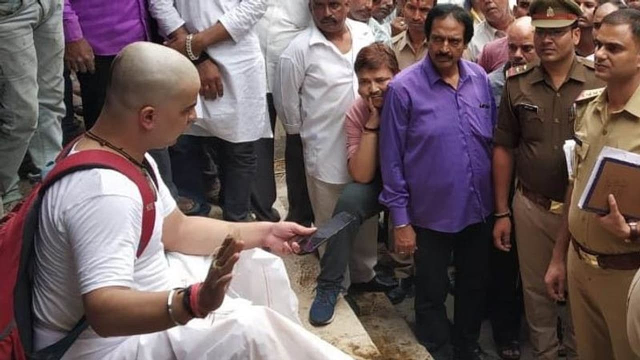 श्मशान में जल रही थी चिता, अचानक शख्स पहुंचा और पानी फेंक ठंडी कर दी चिता की आग श्मशान में जल रही थी चिता, अचानक शख्स पहुंचा और पानी फेंक ठंडी कर दी चिता की आग