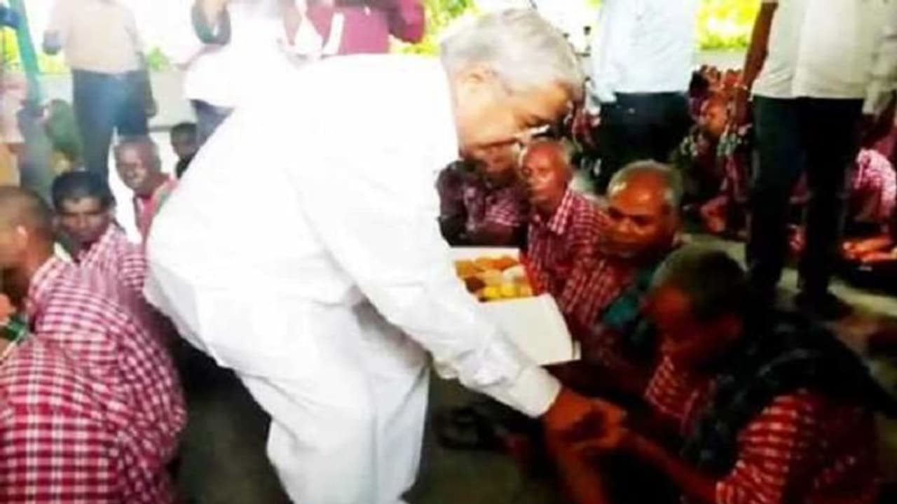 ನಿರಾಶ್ರಿತರೊಂದಿಗೆ ದೀಪಾವಳಿ ಆಚರಿಸಿದ ಕಾರಜೋಳ ನಿರಾಶ್ರಿತರೊಂದಿಗೆ ದೀಪಾವಳಿ ಆಚರಿಸಿದ ಕಾರಜೋಳ