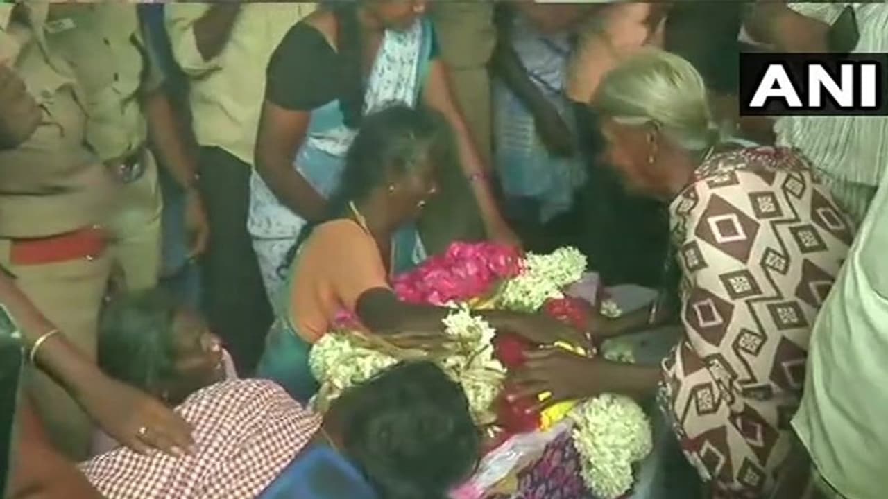 கல்லறைத் தோட்டத்தில் சுஜித் உடல் !! கதறி அழும் தாய் !! தீரா சோகத்துடன் பொது மக்கள் கண்ணீர் அஞ்சலி !!