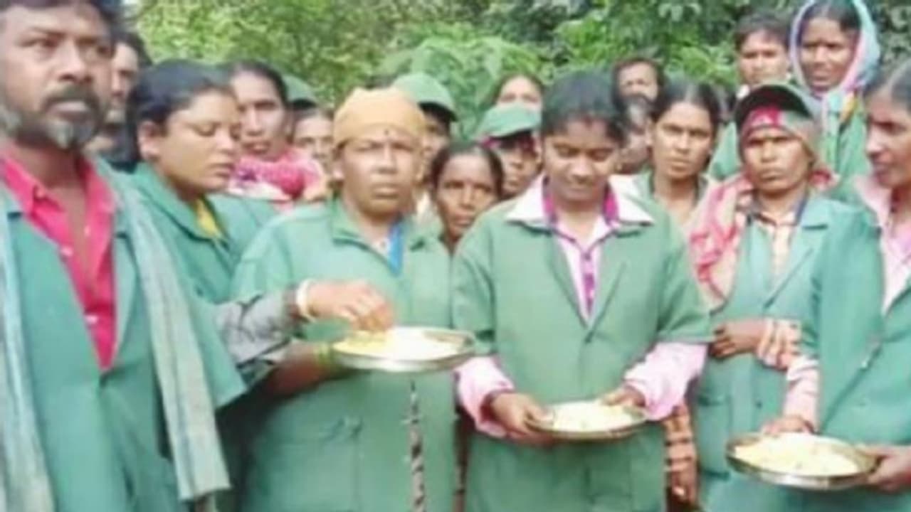 ಪೌರ ಕಾರ್ಮಿಕರಿಗೆ ಕೊಟ್ಟಬಿಸಿಯೂಟದಲ್ಲಿ ಹುಳು! ಪೌರ ಕಾರ್ಮಿಕರಿಗೆ ಕೊಟ್ಟಬಿಸಿಯೂಟದಲ್ಲಿ ಹುಳು! 