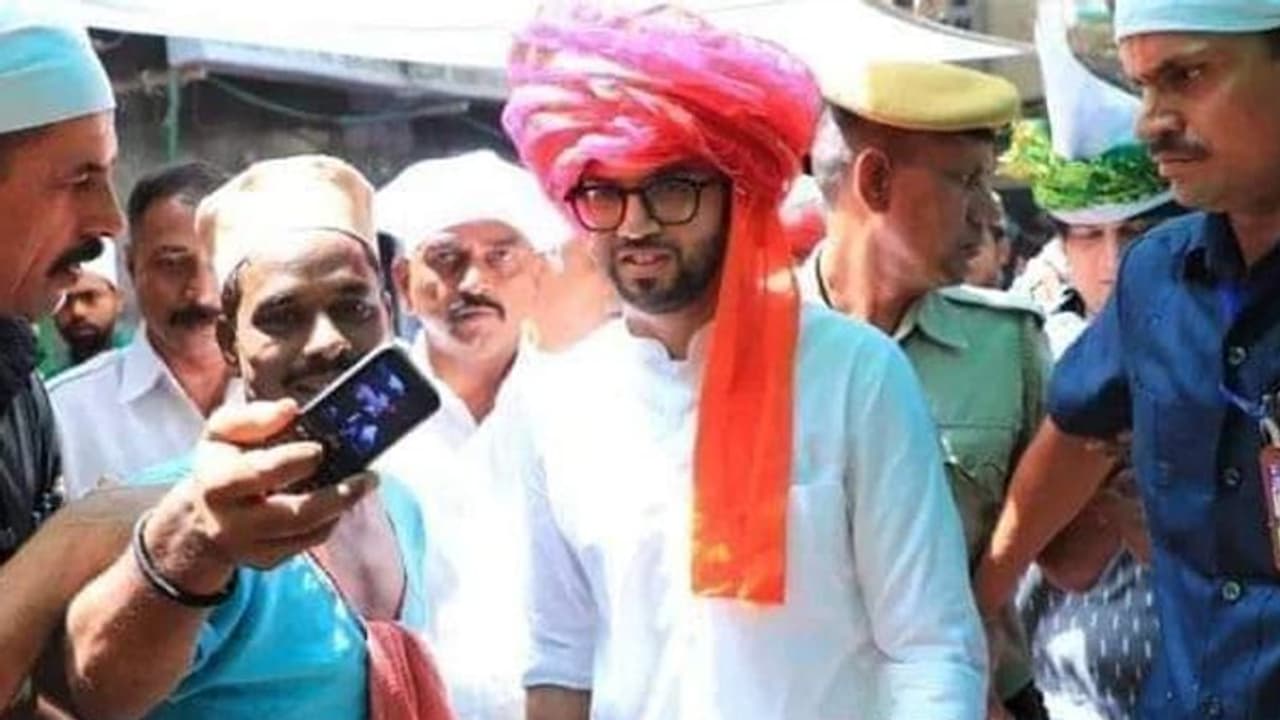 'आदित्य ठाकरे ने सीएम बनने के लिए दरगाह में मन्नत मांगी..' इस दावे के साथ वायरल फोटो का सच क्या है 'आदित्य ठाकरे ने सीएम बनने के लिए दरगाह में मन्नत मांगी..' इस दावे के साथ वायरल फोटो का सच क्या है