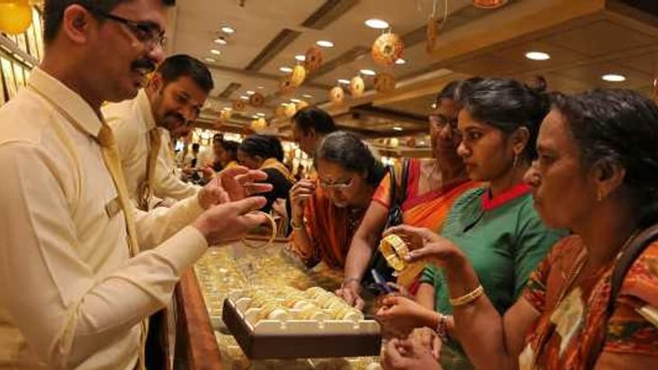 குறைந்தது தங்கம் விலை..! சவரன் விலை எவ்வளவு தெரியமா..? குறைந்தது தங்கம் விலை..! சவரன் விலை எவ்வளவு தெரியமா..?