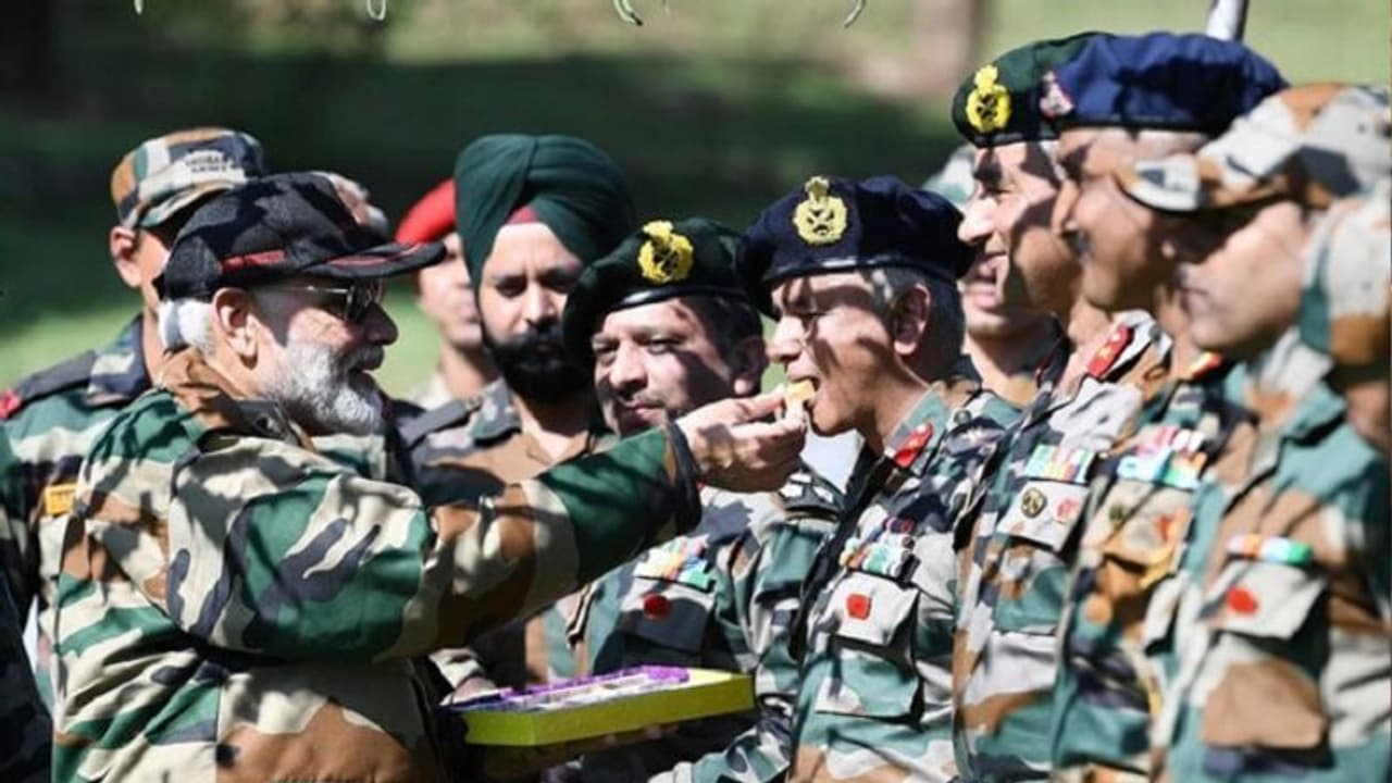 ರಜೋರಿಯಲ್ಲಿ ಯೋಧರೊಂದಿಗೆ ಮೋದಿ ದೀಪಾವಳಿ ರಜೋರಿಯಲ್ಲಿ ಯೋಧರೊಂದಿಗೆ ಮೋದಿ ದೀಪಾವಳಿ