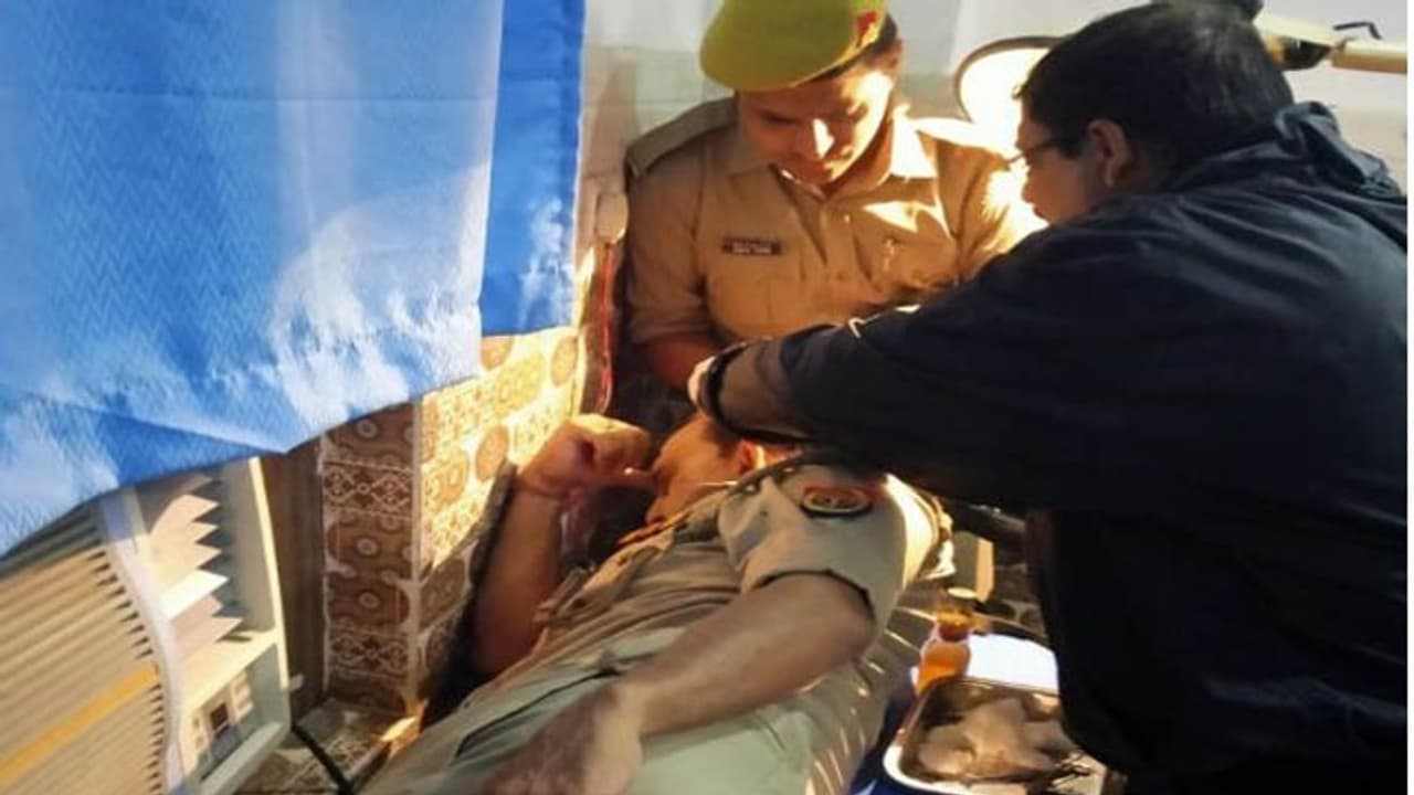 बिना प्लान बदमाशों को पकड़ने घुसे थे गांव में, लोगों ने पीट पीटकर दारोगा सिपाही का किया ऐसा हाल बिना प्लान बदमाशों को पकड़ने घुसे थे गांव में, लोगों ने पीट पीटकर दारोगा सिपाही का किया ऐसा हाल