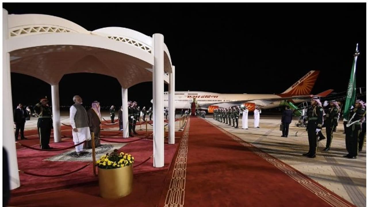 പ്രധാനമന്ത്രി നരേന്ദ്ര മോദിക്ക് റിയാദിൽ രാജകീയ സ്വീകരണം പ്രധാനമന്ത്രി നരേന്ദ്ര മോദിക്ക് റിയാദിൽ രാജകീയ സ്വീകരണം