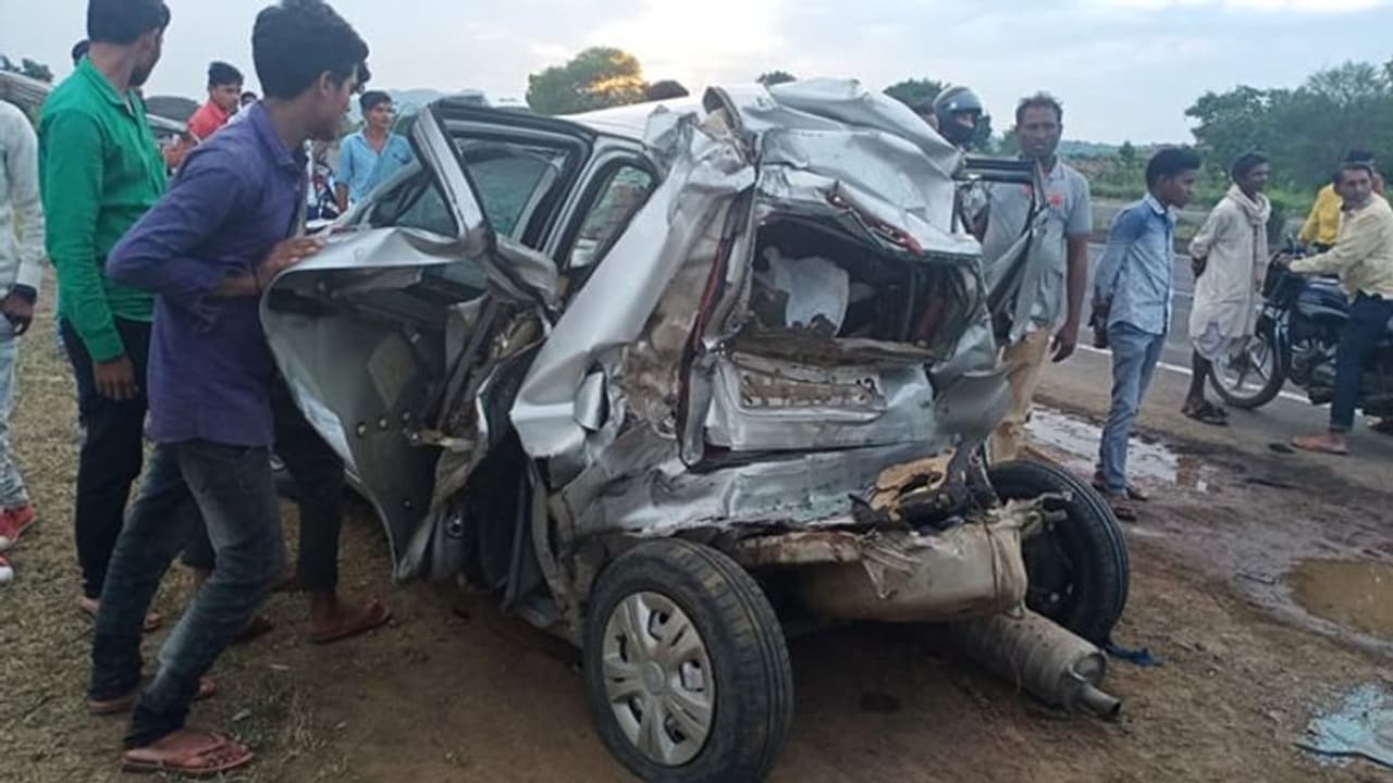 किसी फिल्म स्टंट की तरह घाट पर करीब 2 किमी तक 4 गाड़ियों को घसीटते हुए ले गया ट्राला किसी फिल्म स्टंट की तरह घाट पर करीब 2 किमी तक 4 गाड़ियों को घसीटते हुए ले गया ट्राला