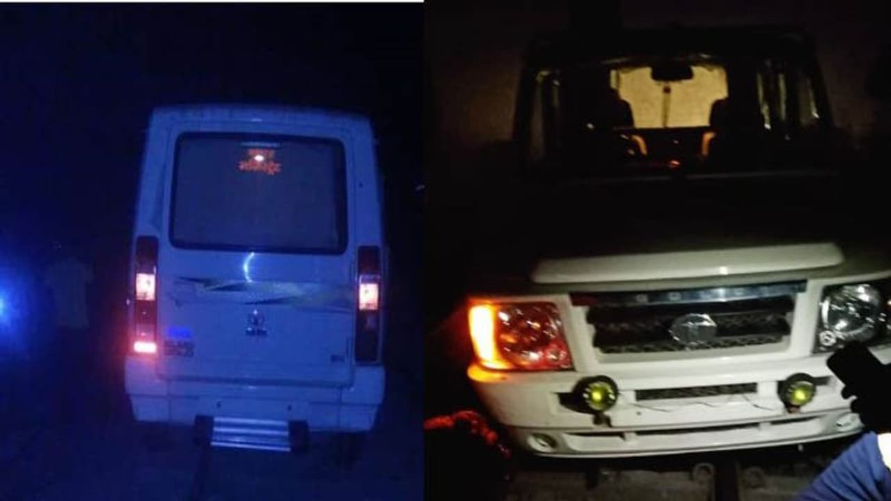 रेलवे ट्रैक पर चल रही थी मजिस्ट्रेट की गाड़ी, एक घंटे तक रोकनी पड़ी ट्रेनें रेलवे ट्रैक पर चल रही थी मजिस्ट्रेट की गाड़ी, एक घंटे तक रोकनी पड़ी ट्रेनें