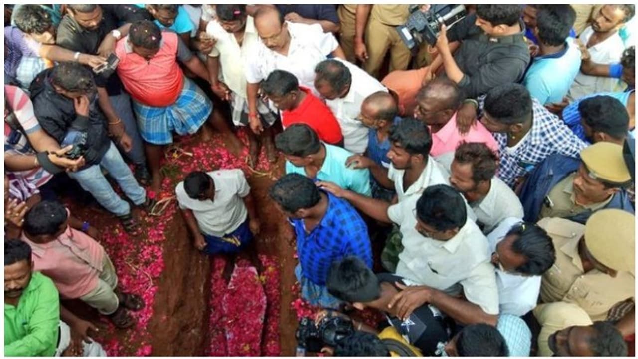 சுஜித் சந்தேக மரணம்... போலீசார் வழக்குப்பதிவு..! சுஜித் சந்தேக மரணம்... போலீசார் வழக்குப்பதிவு..!