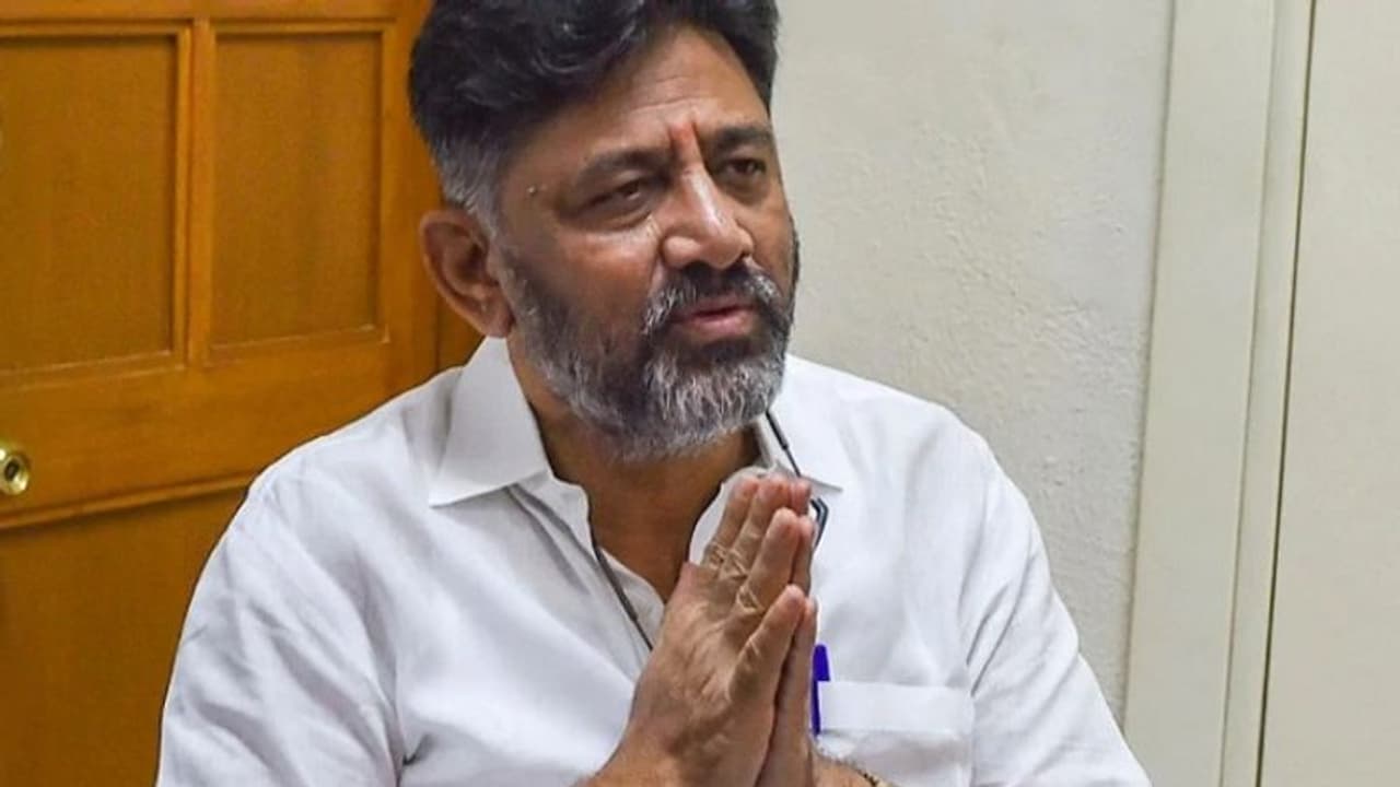 ಜೈಲಿನಲ್ಲಿದ್ದಾಗ ಮಣ್ಣನ್ನು ತಲೆಗೆ ಹಾಕ್ಕೊಳ್ತಿದ್ರಂತೆ ಡಿಕೆಶಿ..! ಜೈಲಿನಲ್ಲಿದ್ದಾಗ ಮಣ್ಣನ್ನು ತಲೆಗೆ ಹಾಕ್ಕೊಳ್ತಿದ್ರಂತೆ ಡಿಕೆಶಿ..!