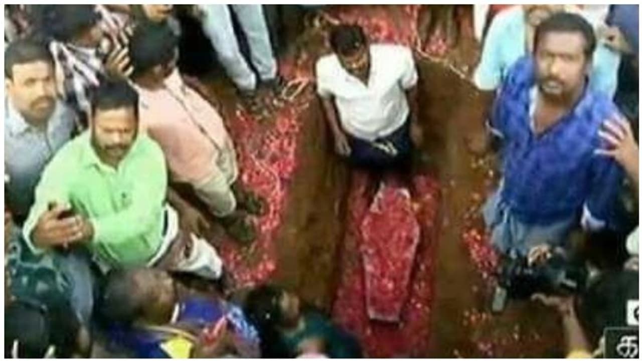 செல்ஃபி எடுத்த மனநோயாளிகள்... சுர்ஜித்தை புதைக்கும் போதும் கேமராவுக்கு போஸ்... காலக்கொடுமை..! செல்ஃபி எடுத்த மனநோயாளிகள்... சுர்ஜித்தை புதைக்கும் போதும் கேமராவுக்கு போஸ்... காலக்கொடுமை..!