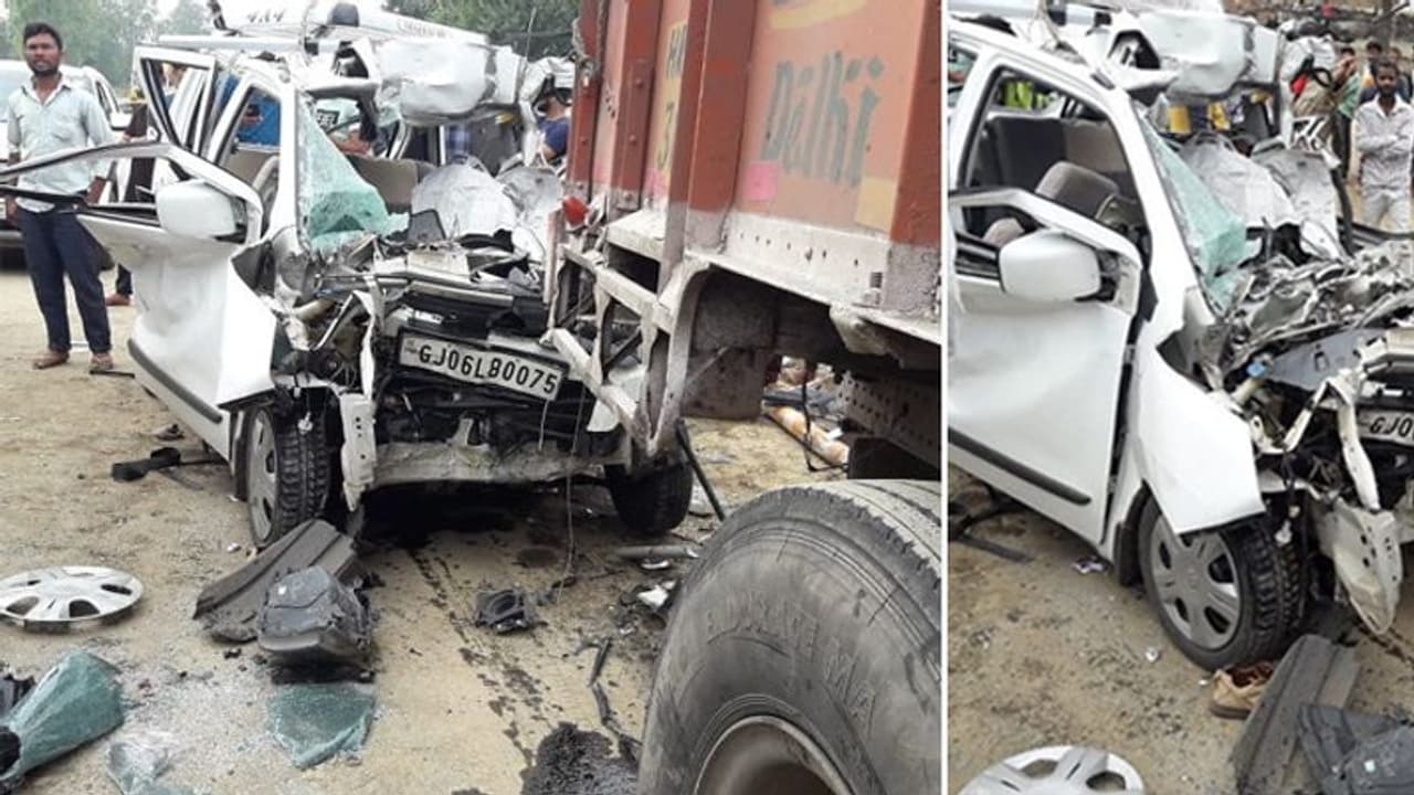 ड्राइविंग का सामने से ध्यान हटा और कार स्पीड से ट्रक में जा धंसी ड्राइविंग का सामने से ध्यान हटा और कार स्पीड से ट्रक में जा धंसी