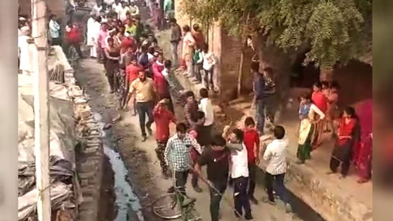 दबंगों ने दलित को पीटते हुए पूरे गांव में घुमाया, उनका तेवर देख कोई नहीं आया बचाने दबंगों ने दलित को पीटते हुए पूरे गांव में घुमाया, उनका तेवर देख कोई नहीं आया बचाने