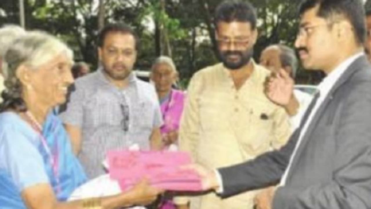 ವೃದ್ಧರು, ಮಕ್ಕಳೊಂದಿಗೆ ದೀಪಾವಳಿ ಆಚರಿಸಿದ ಮಂಡ್ಯ ಜಿಲ್ಲಾಧಿಕಾರಿ ವೃದ್ಧರು, ಮಕ್ಕಳೊಂದಿಗೆ ದೀಪಾವಳಿ ಆಚರಿಸಿದ ಮಂಡ್ಯ ಜಿಲ್ಲಾಧಿಕಾರಿ