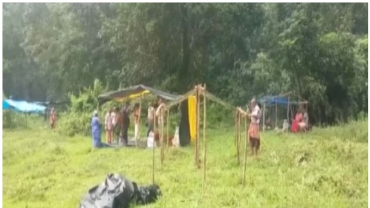 ഭൂമി കൊടുക്കാമെന്നു പറഞ്ഞ് സർക്കാർ പറ്റിച്ചു: കുടിൽകെട്ടി സമരവുമായി ആദിവാസികൾ ഭൂമി കൊടുക്കാമെന്നു പറഞ്ഞ് സർക്കാർ പറ്റിച്ചു: കുടിൽകെട്ടി സമരവുമായി ആദിവാസികൾ
