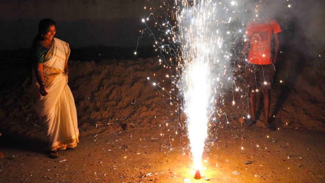 লকডাউনে লাটে উঠেছে ব্যবসা, বিপুল আর্থিক ক্ষতির মুখে বাজি ব্যবসায়ীরা লকডাউনে লাটে উঠেছে ব্যবসা, বিপুল আর্থিক ক্ষতির মুখে বাজি ব্যবসায়ীরা