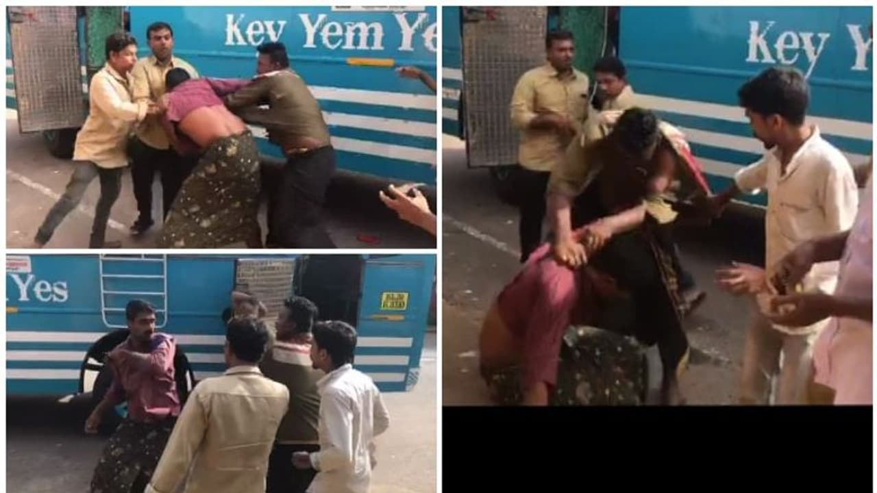 സമയത്തെ ചൊല്ലി തര്ക്കം; കണ്ണൂരിൽ നടുറോഡിൽ തമ്മിൽ തല്ലി ബസ് ജീവനക്കാർ സമയത്തെ ചൊല്ലി തര്ക്കം; കണ്ണൂരിൽ നടുറോഡിൽ തമ്മിൽ തല്ലി ബസ് ജീവനക്കാർ